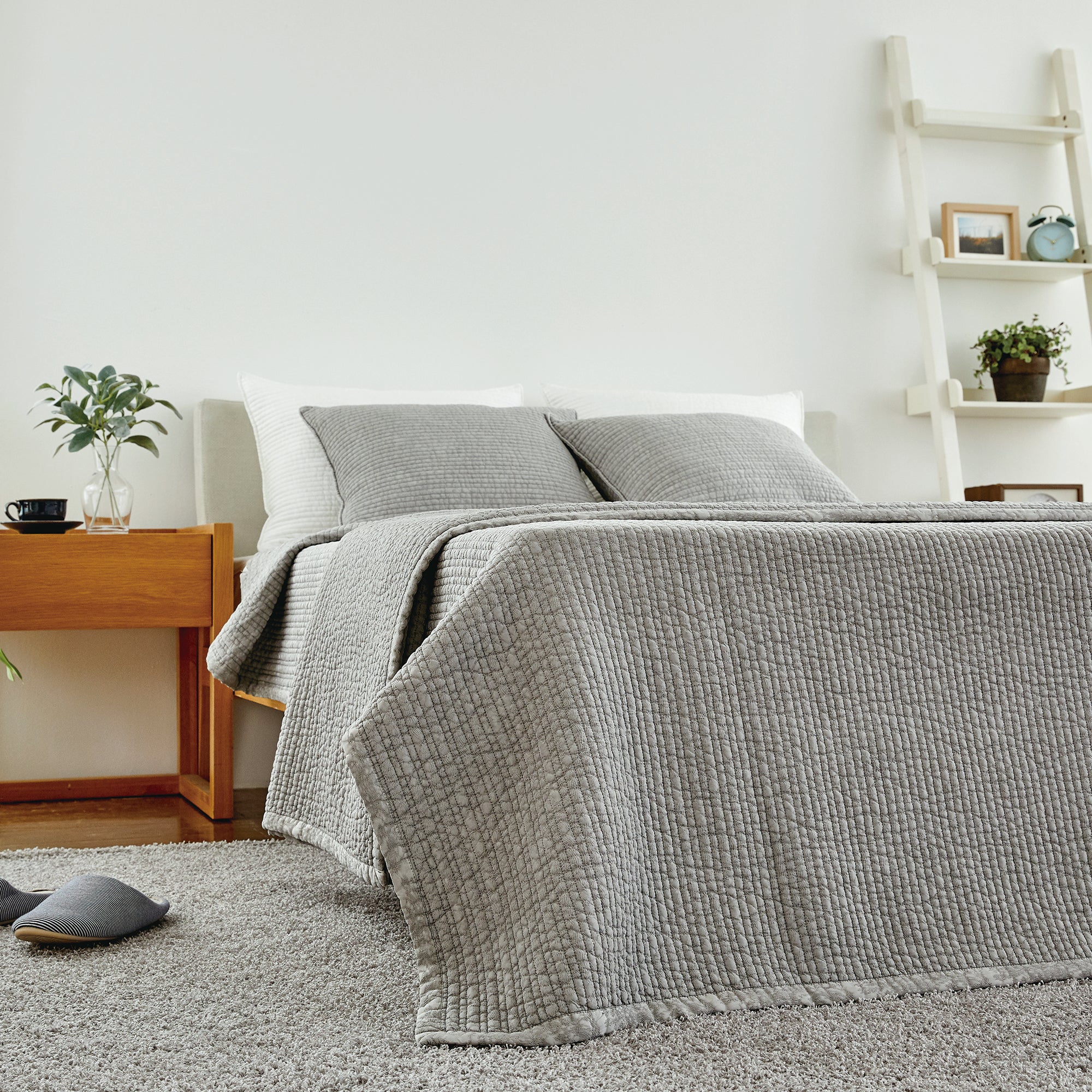 Viscose Rayon Quilt & Bedspread in Grey